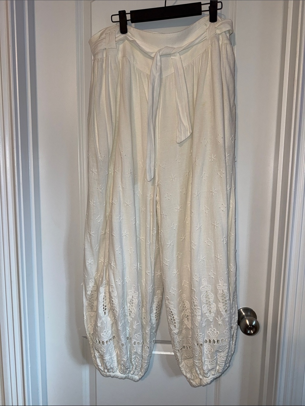 WOMENS FREE PEOPLE WHITE EMBROIDERED BOHO PANTS SIZE 8